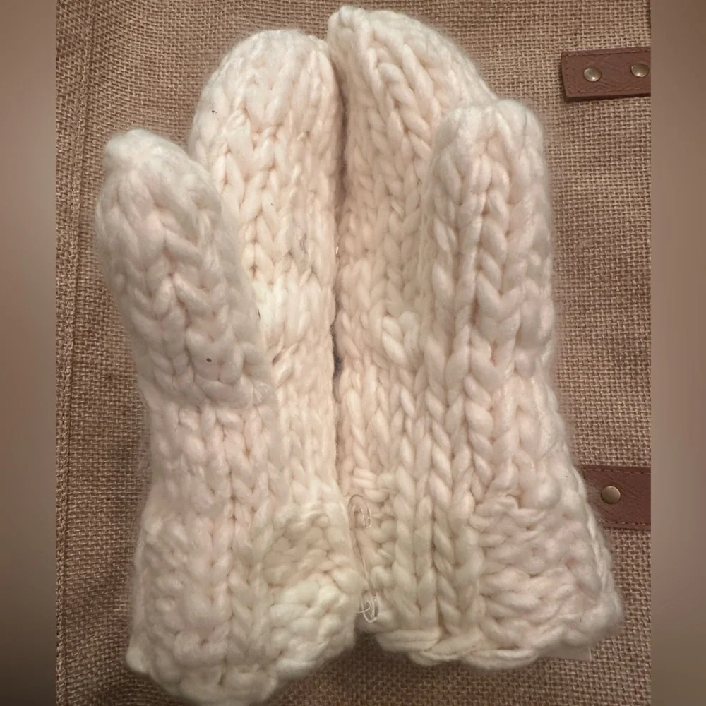 NWT Chunky Knit Fleece Lined Cream Mittens - Picture 4 of 5